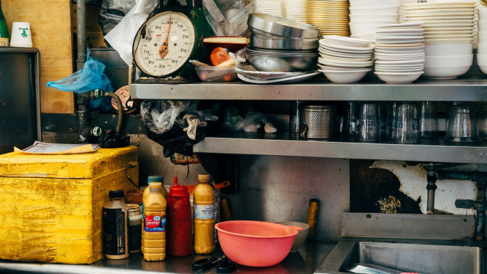 Strand- és fesztiválbüfékre utazott a fogyasztóvédelem, megdöbbentő dolgok kerültek elő – képek
