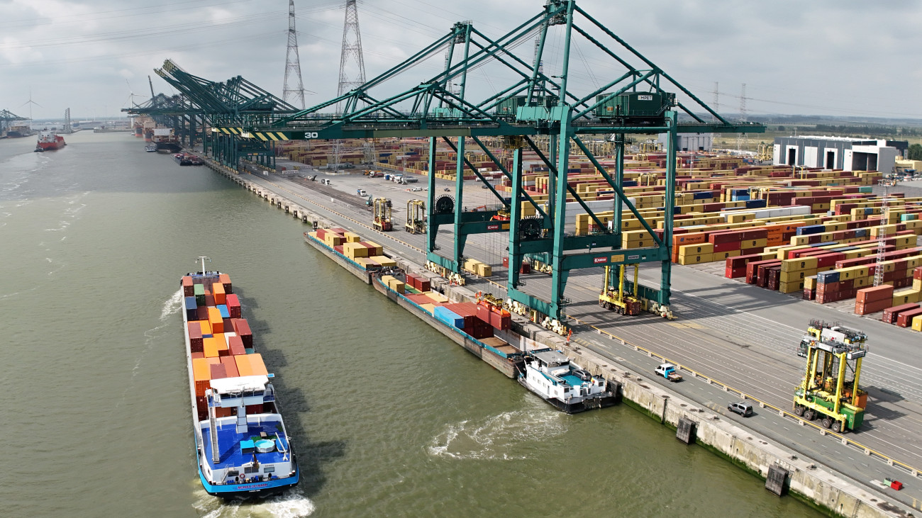 Az antwerpeni kikötő 2025. augusztus 4-én. A Schelde folyó partján működő kikötő a második legnagyobb Európában, évente több mint 250 millió tonna áru fordul meg itt.