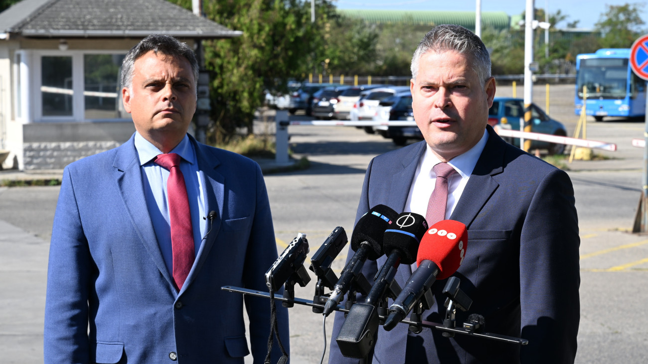 Latorcai Csaba, a Közigazgatási és Területfejlesztési Minisztérium (KTM) parlamenti államtitkára (b) és Sára Botond főispán (j) a BKV-buszok állapotával kapcsolatosan tartott sajtótájékoztatón a BKV XVI. kerületi buszgarázsa előtt 2025. szeptember 15-én. Százból hatvan BKV-busz állapota kritikus - hangzott el a sajtótájékoztatón.