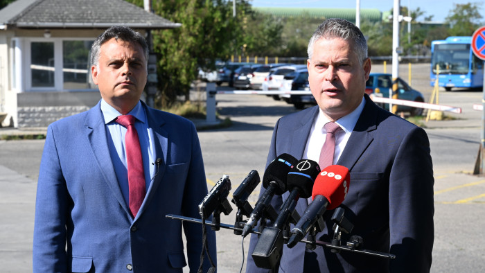 Lángoló BKV-buszok: a főispán szerint tízből hat jármű alkalmatlan, a főpolgármester hitelből cserélne