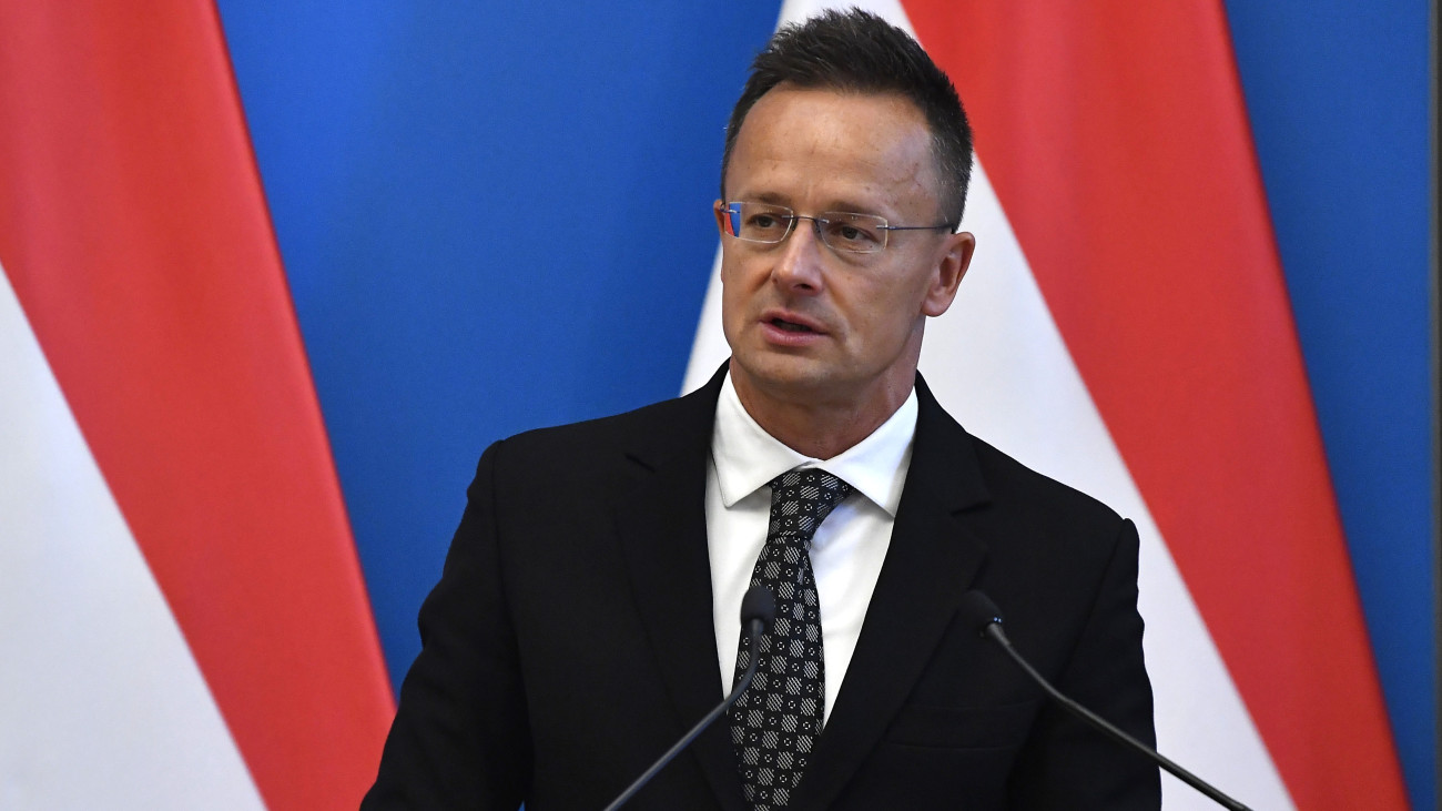 Szijjártó Péter külgazdasági és külügyminiszter az Aero Space Power beruházásának bejelentésén a Külgazdasági és Külügyminisztériumban 2025. szeptember 15-én. A polgári légijárművek javításával foglalkozó, hazai tulajdonú vállalat több mint kétmilliárd forint értékű bővítési projektet hajt végre a kisvárdai telephelyén, amihez az állam félmilliárd forintnyi támogatást nyújt, így segítve a munkavállalói létszám kétszáz fölé emelését.