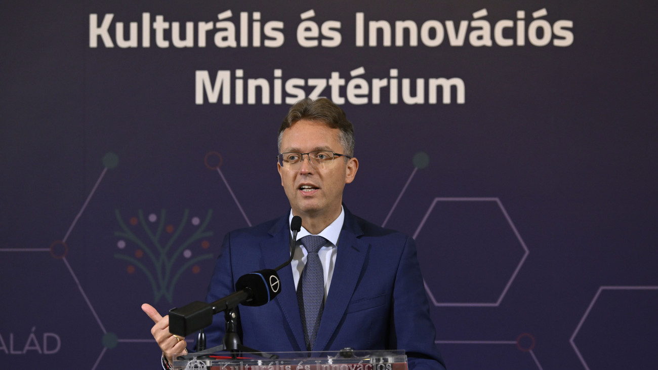 Hankó Balázs kultúráért és innovációért felelős miniszter az MI-kurzus indulásáról tartott sajtótájékoztatón a Kulturális és Innovációs Minisztériumban 2025. szeptember 16-án. Hatvan iskolában indul a tanév első félévében mesterségesintelligencia-kurzus (MI) a tanrendbe építve.