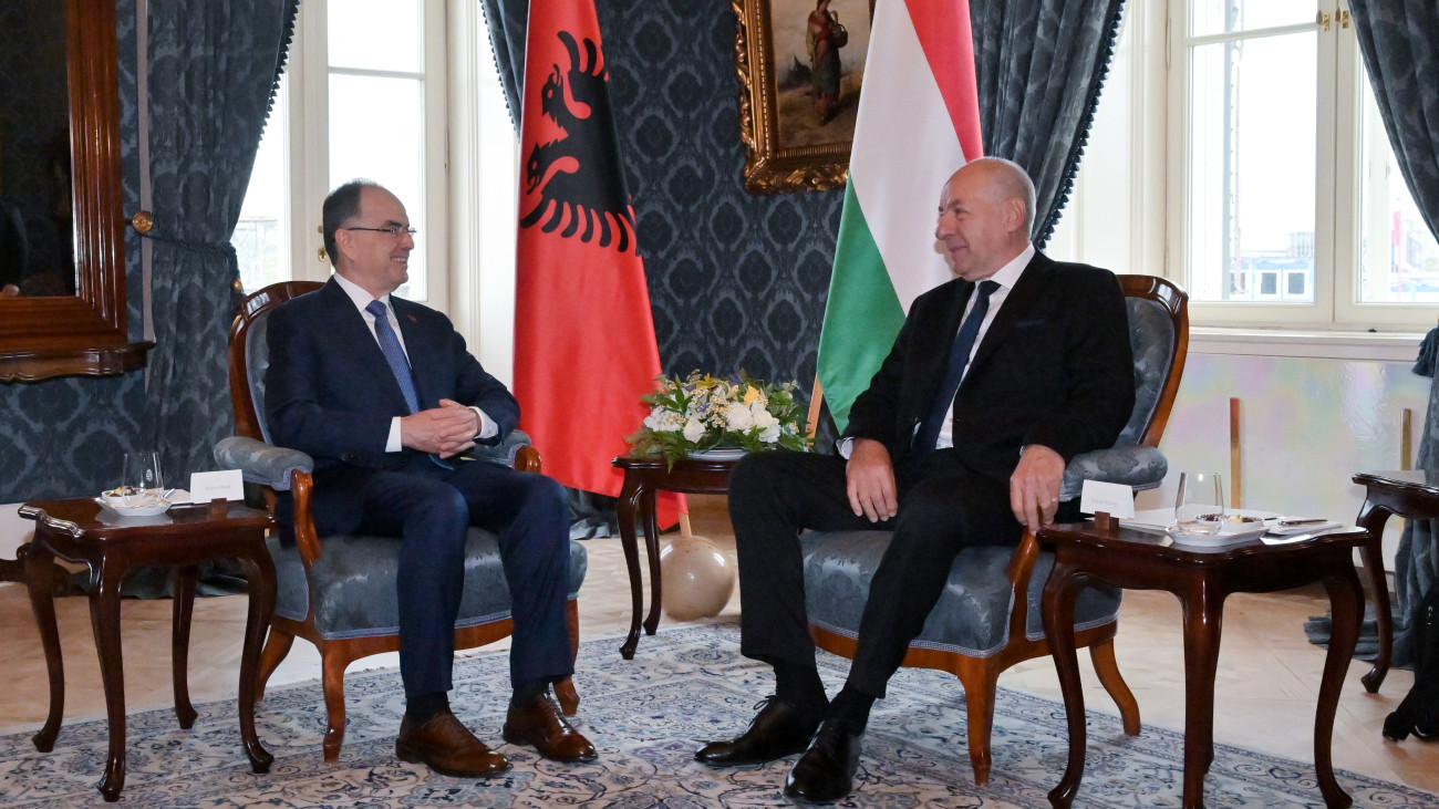 Sulyok Tamás köztársasági elnök (j) és Bajram Begaj, Albánia köztársasági elnök megbeszélést folytat a Sándor-palotában 2025. szeptember 16-án.