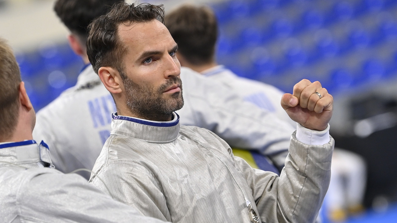 Szilágyi Áron a férfi kardozók csapatversenyének negyeddöntőjében a tbiliszi vívó-világbajnokságon 2025. július 28-án.