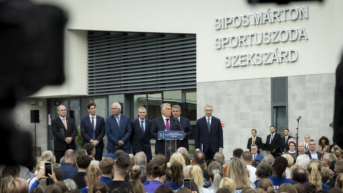 A Miniszterelnöki Kommunikációs Főosztály által közreadott képen Orbán Viktor miniszterelnök (j2) beszédet mond a Sipos Márton Sportuszoda átadó ünnepségén Szekszárdon 2025. szeptember 16-án. Mellette Berlinger Attila polgármester, Madaras Norbert, a Magyar Vízilabda Szövetség (MVLSZ) elnöke, Wladár Sándor, a Magyar Úszó Szövetség (MÚSZ) elnöke, Darnyi Tamás négyszeres olimpiai bajnok úszó, Horváth István, a térség fideszes országgyűlési képviselője és Lázár János építési és közlekedési miniszter (b-j).