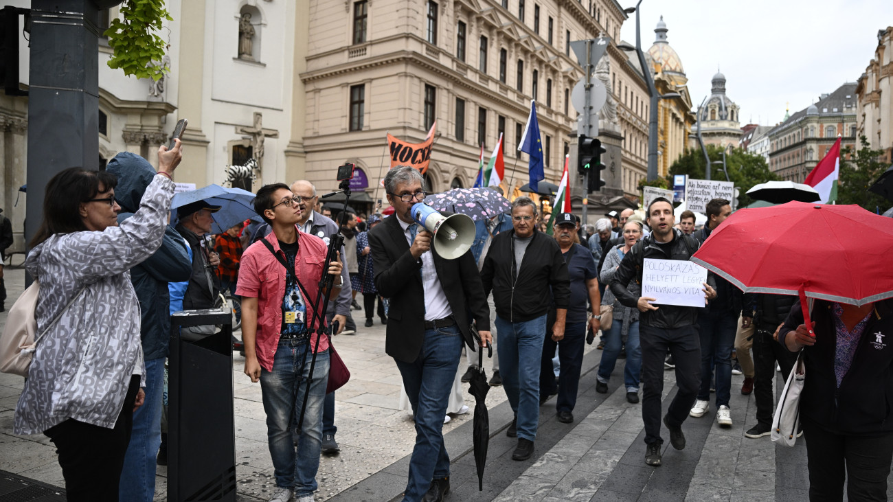 Hadházy Ákos független országgyűlési képviselő (b4) a gyülekezési törvény módosításának visszavonásáért és a közélet átláthatóságáról szóló törvényjavaslat elfogadása ellen tartott, általa meghirdetett újabb budapesti tüntetésen a Ferenciek terénél 2025. július 19-én.