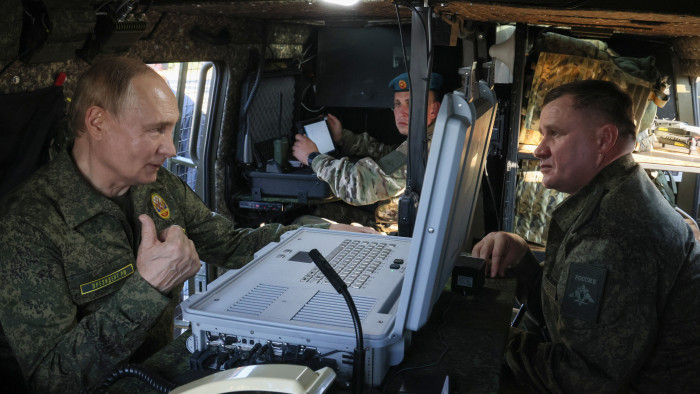 Vészjósló ruhát vett fel Vlagyimir Putyin, itt vannak a fotók az orosz elnökről