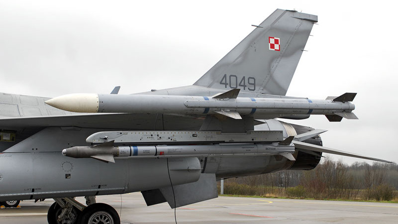 A lengyel légierő egyik F-16-os vadászgépe AIM-120C AMRAAM és AIM-9 Sidewinder rakétákkal.