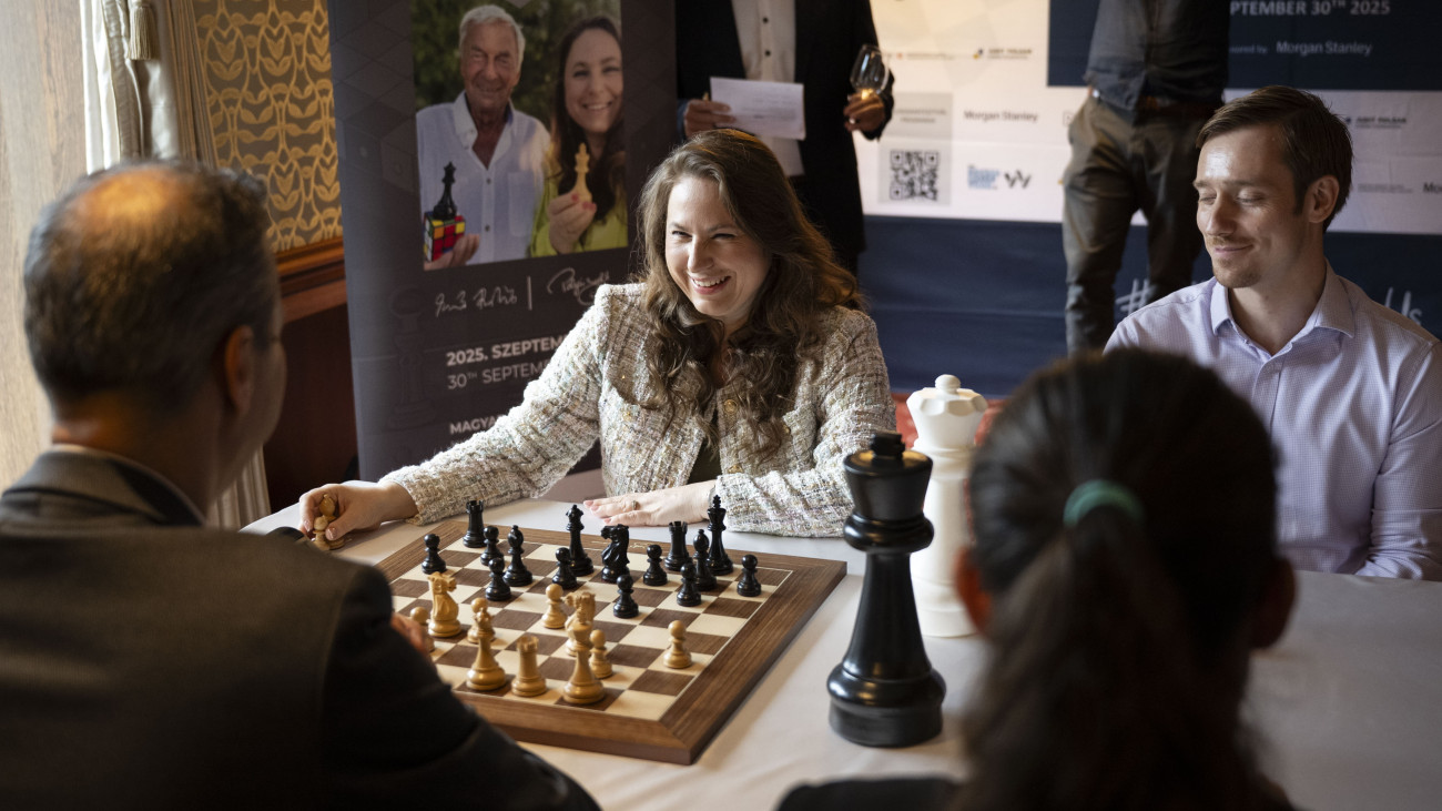 Polgár Judit nemzetközi sakknagymester, a fesztivál megálmodója és Fogarasi Norbert, a fesztivált támogató Morgan Stanley budapesti irodavezetője, FIDE-mesterjelölt sakkozik a Világsakkfesztivál sajtótájékoztatóján a budapesti Four Seasons Hotelben 2025. szeptember 16-án. A 11. Polgár Judit Világsakkfesztivált szeptember 30-án rendezik meg a Magyar Nemzeti Galériában. A fesztiválon bemutatkozik a Rubiksakk, egy olyan vegyes páros csapatjáték, ami a sakk stratégiai elemeit ötvözi a Rubik-kocka logikai kihívásaival.