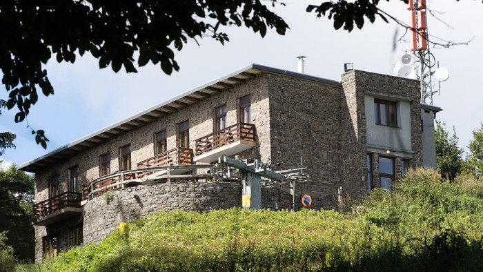 Jeszenszky Géza dicsérni jött a Nagy-hideg-hegyi turistaházat, de temeti a síterepet