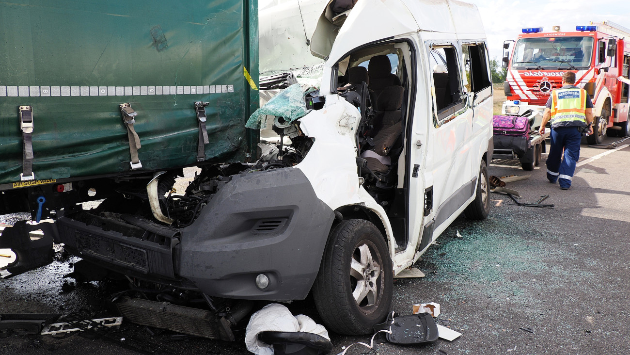 Összeroncsolódott kisbusz az M5-ös autópálya 67-es és a 68-as kilométere között, a Szeged felé tartó oldalon, Lajosmizse közelében 2025. szeptember 17-én. A kisbusz nyergesvontatónak ütközött hátulról. A baleset során több ember a járműbe szorult. Egy fiatal fiút és egy nőt súlyos, életveszélyes állapotban, további két sérültet súlyos sérülésekkel, három embert pedig könnyebb sérülésekkel szállítottak a helyszíni ellátás után kórházba.