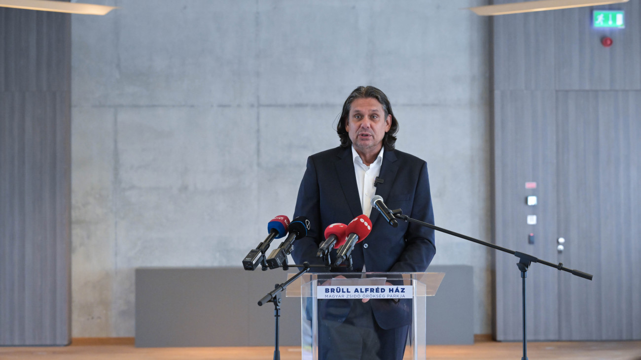 Deutsch Tamás, az MTK Budapest elnöke a Brüll Alfréd Ház - Magyar Zsidó Örökség Parkja beruházásról szóló sajtótájékoztatón Budapesten, a Sorsok Házában 2025. szeptember 17-én. A jelenleg kihasználatlan és jórészt üresen álló komplexumot a kormány 2026 januárjától átadja az MTK Budapest sportegyesületnek és a területen Brüll Alfréd Ház-Magyar Zsidó Örökség Parkja néven egy holokauszt emlékmű, egy oktatási intézmény, egy agóra jellegű közösségi tér és egy közpark létesül.MTI/Bruzák Noémi