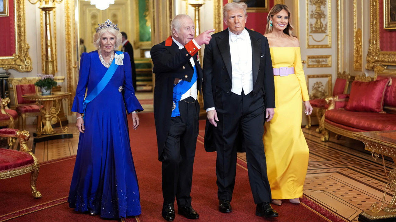 Donald Trump amerikai elnök (és felesége, Melania Trump III. Károly brit király és Kamilla királyné társaságában érkezik a tiszteletére adott díszvacsorára a windsori kastélyban 2025. szeptember 17-én. Trump háromnapos állami látogatáson tartózkodik Nagy-Britanniában.MTI/AP/The New York Times pool/Doug Mills