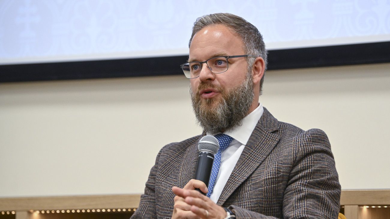 Orbán Balázs, a miniszterelnök politikai igazgatója, a Mathias Corvinus Collegium (MCC) kuratóriumának elnöke az MCC felújított nagyváradi képzési központjának avatóünnepségén tartott panelbeszélgetésen 2025. június 5-én.