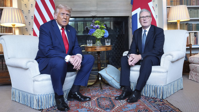 Donald Trump számára a királyi bankett volt a fő program, Keir Starmerrel szinte csak „kutyafuttában” tárgyalt