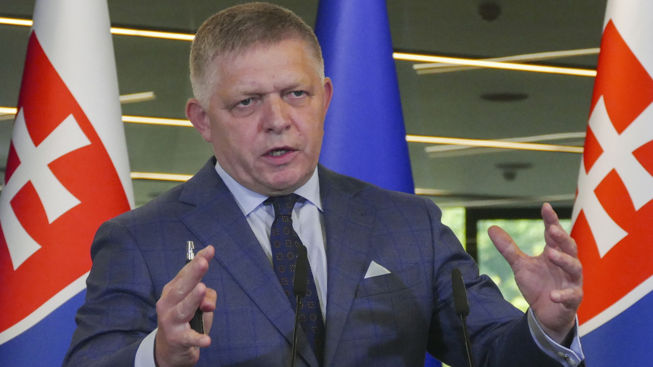Robert Fico szlovák miniszterelnök a Volodimir Zelenszkij ukrán elnökkel az ungvári megbeszélésük után tartott sajtóértekezleten 2025. szeptember 5-én.