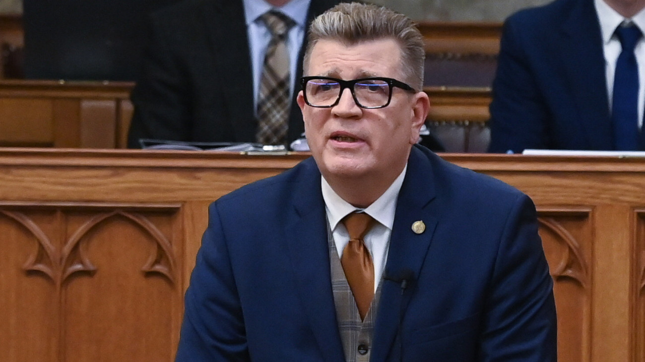 Ibolya Tibor, a legfőbb ügyész helyettese azonnali kérdésre válaszol  az Országgyűlés plenáris ülésén 2024. október 7-én.