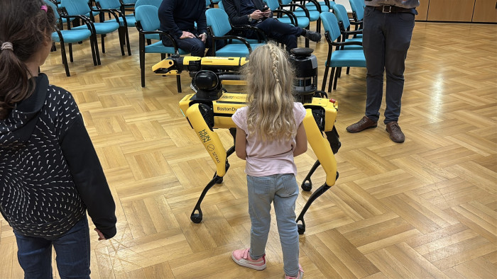 Robotkutya, kézzel vezérelhető drónok, rajzoló robot – lesz minden a Kutatók Éjszakáján