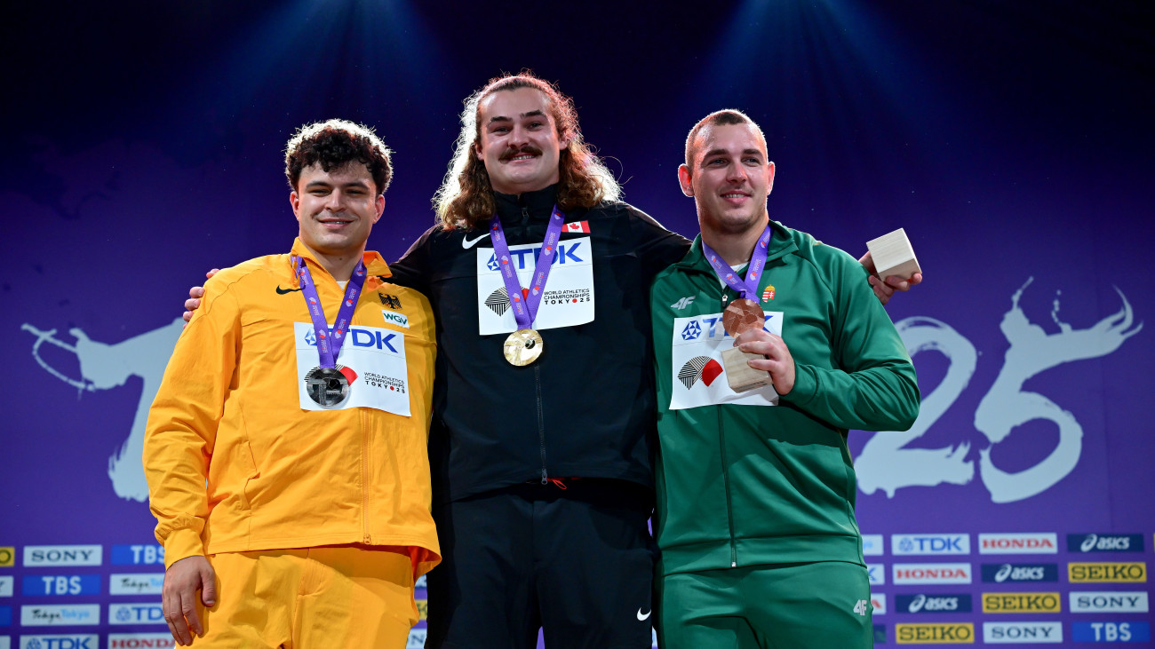 Az aranyérmes kanadai Ethan Katzberg (k), az ezüstérmes német Merlin Hummel (b) és a bronzérmes Halász Bence (j) a férfi kalapácsevők éremátadóján a tokiói atlétikai világbajnokságon 2025. szeptember 17-én.