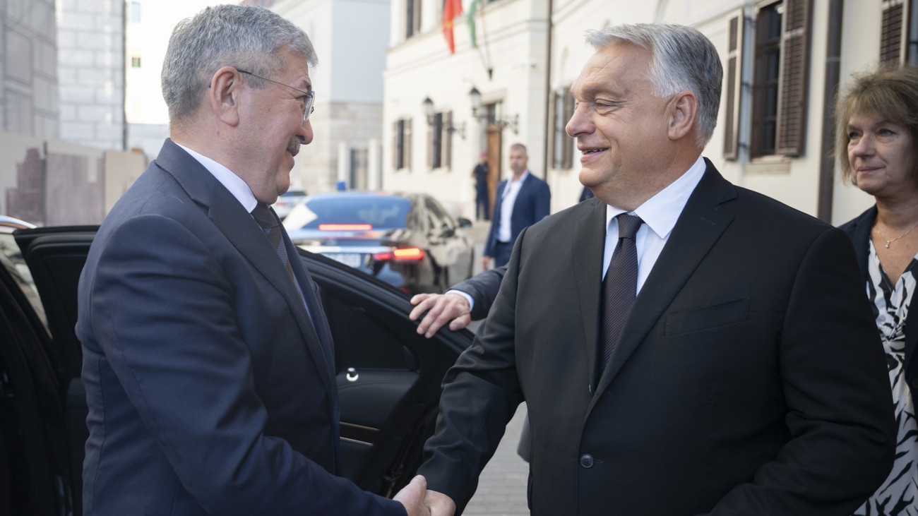 A Miniszterelnöki Kommunikációs Főosztály által közreadott képen Orbán Viktor miniszterelnök (j) fogadja Adilbek Kaszimalijev kirgiz miniszterelnököt (b) a Karmelita kolostorban 2025. szeptember 19-én.