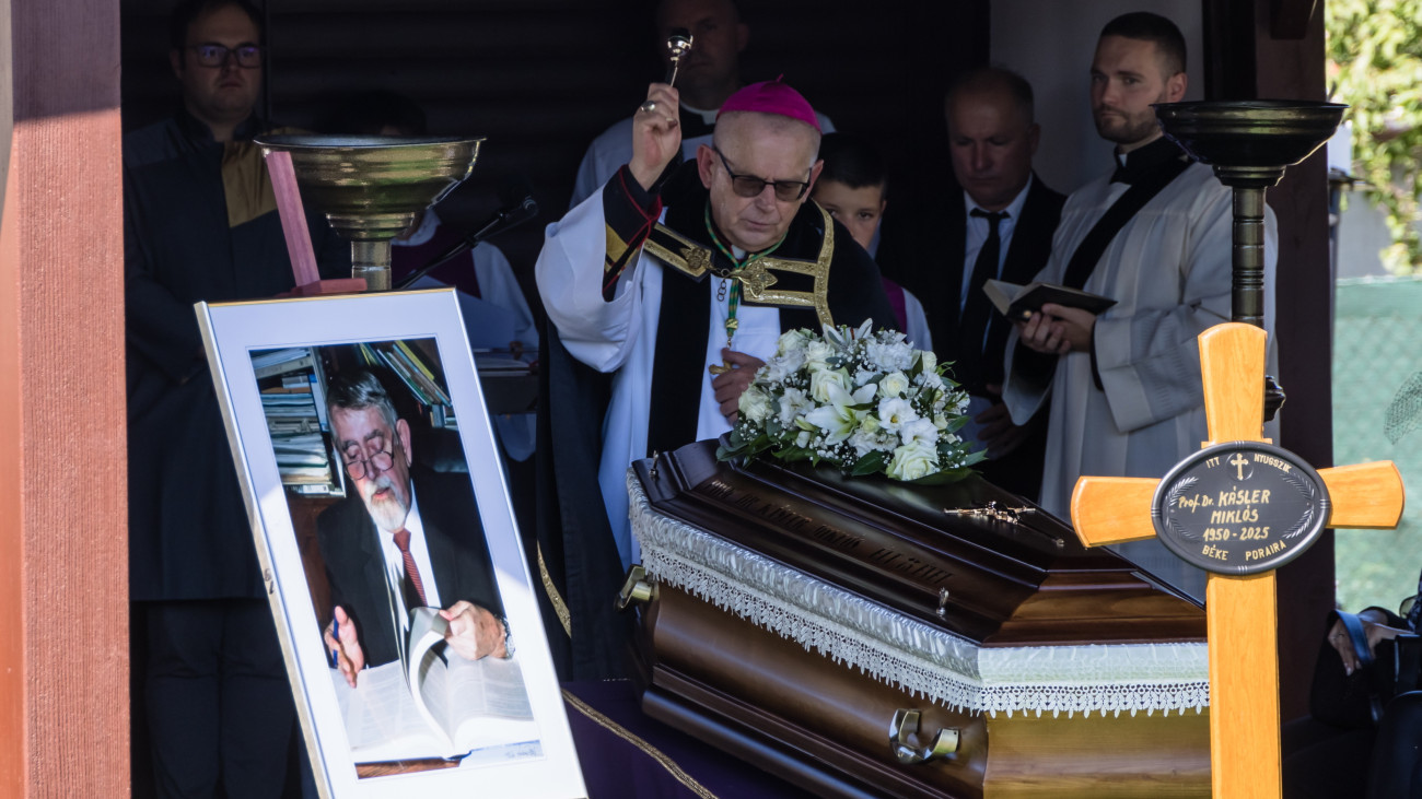 Berta Tibor katolikus tábori püspök Kásler Miklós Széchenyi-díjas onkológus, az Emberi Erőforrások Minisztériumának volt vezetője ravatalánál a sárvári Sári temetőben 2025. szeptember 19-én.