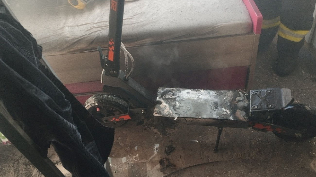 Kiégett egy elektromos roller egy szombathelyi panellakásban.
