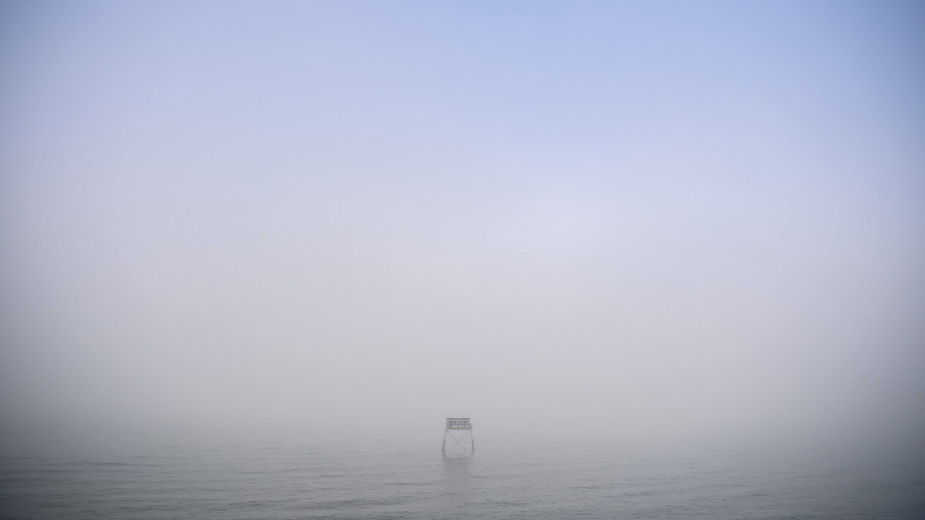 Stég a ködös Balatonban Fonyód közelében 2022. október 27-én.