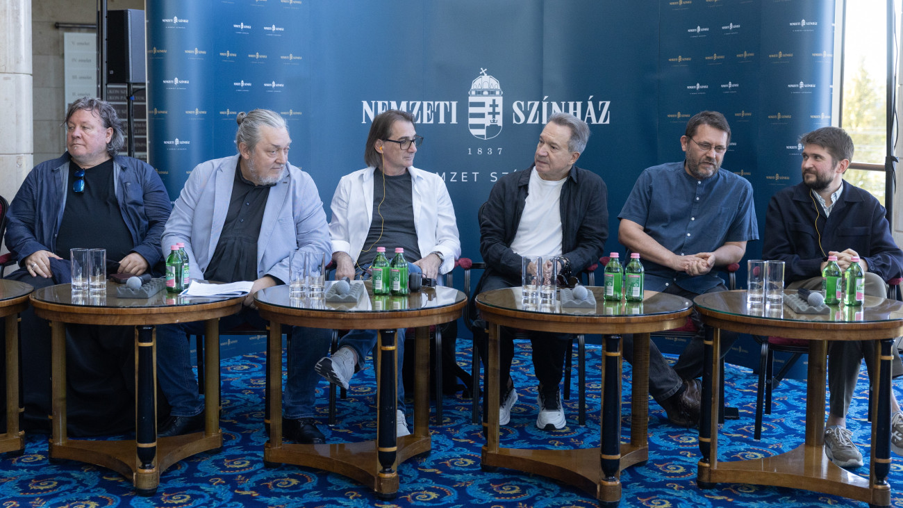 Szarka Tamás Kossuth-díjas énekes-zeneszerző, Vidnyánszky Attila, a színház vezérigazgatója, Alekszandar Popovszki, a Maribori Szlovén Nemzeti Színház művészeti vezetője, Viktor Rizsakov, a Moszkvai Művész Színház akadémiájának rendező-tanára, Kozma András dramaturg és Ilja Bocsarnikovsz orosz-lett színművész, rendező, egyetemi tanár, az SZFE osztályvezető tanára (b-j) a Nemzeti Színház évadbejelentő sajtótájékoztatóján 2025. szeptember 19-én. Voltaire Candide, Ionesco A király halódik és Wilder A mi kis városunk című műve is szerepel az évad bemutatói között.