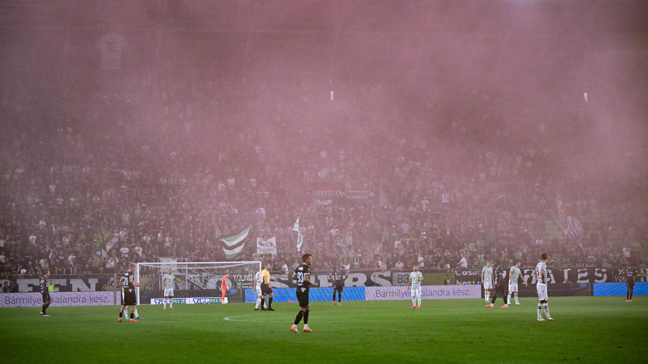 Füst a pályán a labdarúgó Fizz Liga 7. fordulójában játszott Ferencvárosi TC - Diósgyőri VTK mérkőzésen a Groupama Arénában 2025. szeptember 19-én.