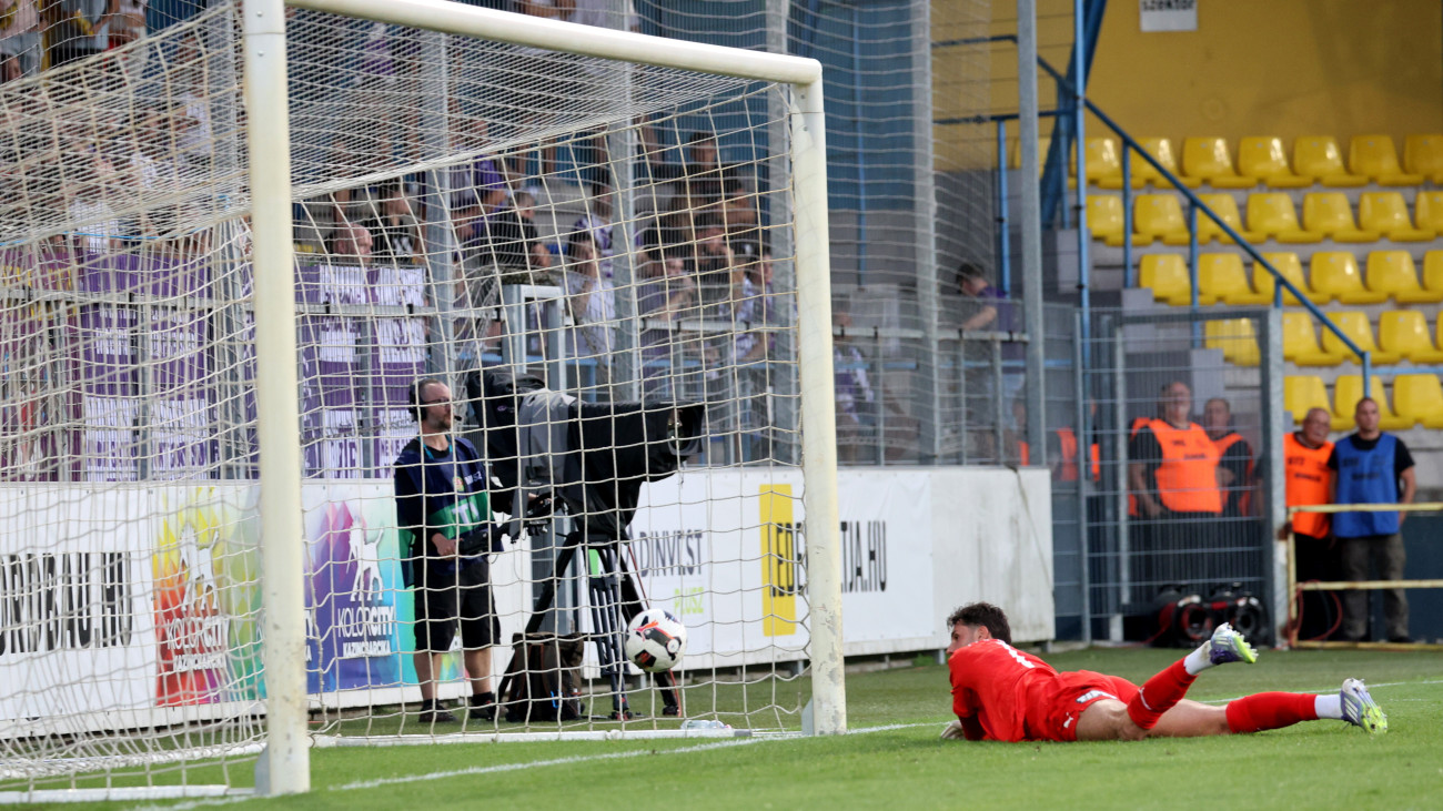 Riccardo Piscitelli, az Újpest kapusa a labdarúgó Fizz Liga 7. fordulójában játszott Kolorcity Kazincbarcika SC-Újpest FC mérkőzésen a mezőkövesdi Városi Stadionban a 2025. szeptember 20-án.MTI/Vajda János