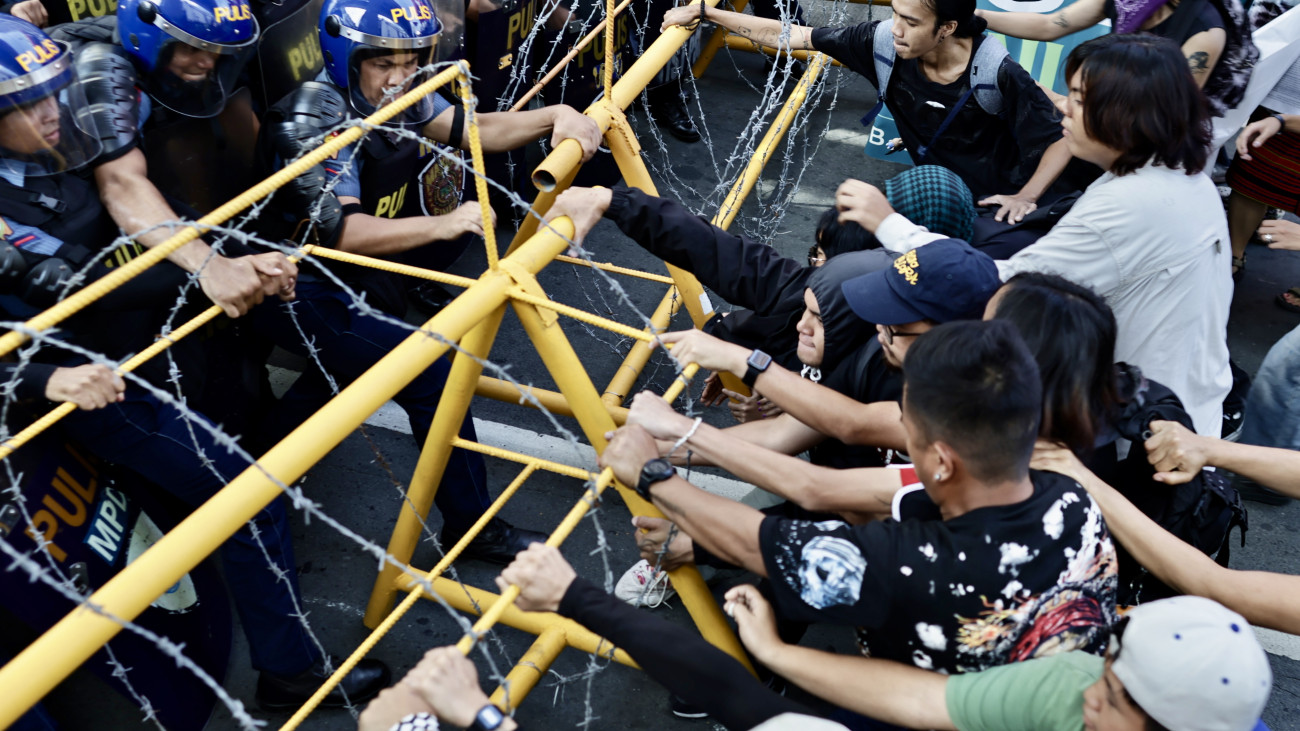 Rohamrendőrök fékezik meg az ifjabb Ferdinand Marcos Fülöp-szigeteki elnök ellen tüntetőket Manilában 2025. június 30-án. Ifjabb Ferdinand Marcos, a Fülöp-szigetek 17. elnöke, a megbuktatott egykori diktátor fia 2022. június 30-án lépett hivatalba.