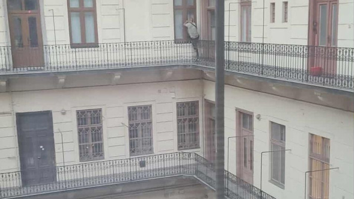 Hátborzongató fotót tett közzé a rendőrség a betörő zuhanásáról