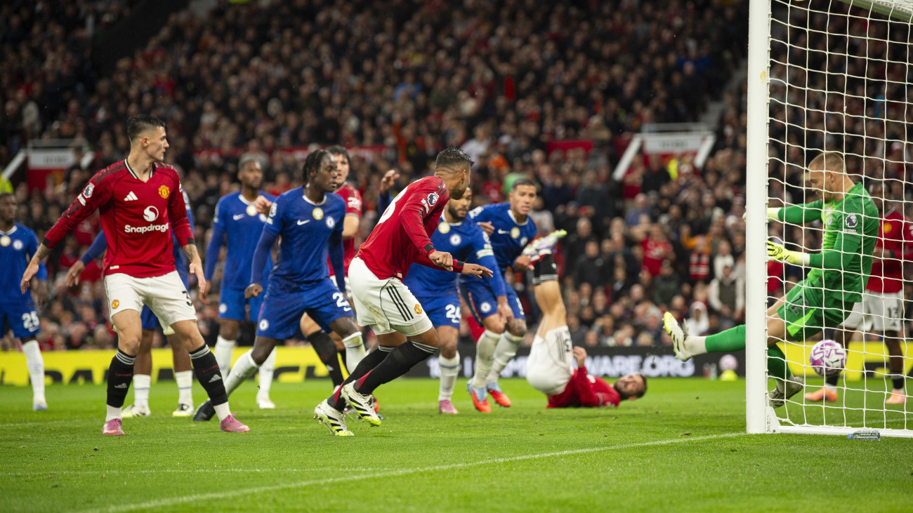 Casemiro, a Manchester United játékosa (k) megszerzi csapata második gólját az angol első osztályú labdarúgó-bajnokság Manchester United-Chelsea mérkőzésén a manchesteri Old Trafford Stadionban 2025. szeptember 20-án.