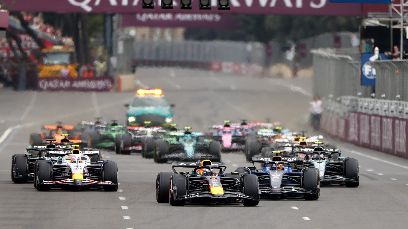 Az első rajtkockáról induló Max Verstappen, a Red Bull holland címvédője (elöl) az első körben a Forma-1-es autós gyorsasági világbajnokság Azeri Nagydíjának futamán a bakui városi pályán 2025. szeptember 21-én.