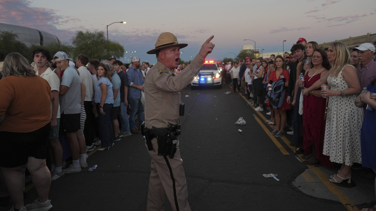 Emberek gyülekeznek Charlie Kirk amerikai konzervatív véleményformáló gyászszertartása előtt a helyszínen, az arizonai Glendale város State Farm Stadionjánál 2025. szeptember 21-én. A 31 éves Kirköt szeptember 10-én lőtték le egy vitafórumon a Utah Valley Egyetemen, a utahi Oremben.