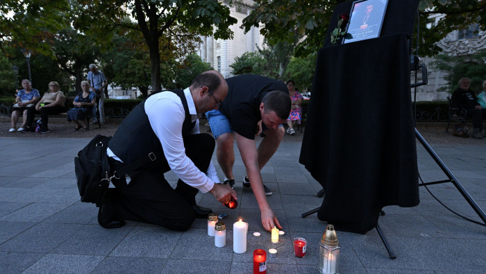 Budapesten is égtek a mécsesek Charlie Kirkért