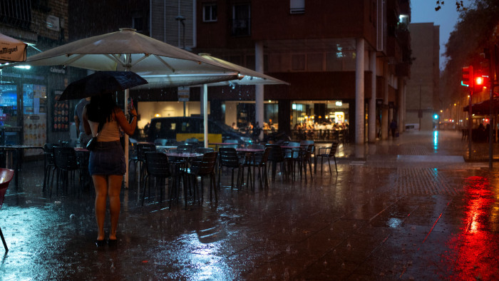 Katasztrófa Spanyolországban, autókat sodort el a víz, a barcelonai reptéren is gondok vannak