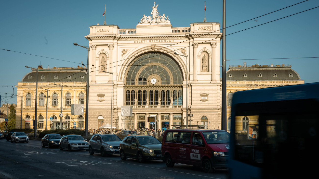 A Keleti pĂĄlyaudvar 2025. szeptember 21-ĂŠn. A felĂşjĂ­tĂĄs utĂĄn a pĂĄlyaudvar fokozatosan Ăşjra fogad ĂŠs indĂ­t vonatokat. MĂĄsnap kora reggeltĹl pedig mĂĄr teljes kapacitĂĄsĂĄval Ăźzemel majd.
