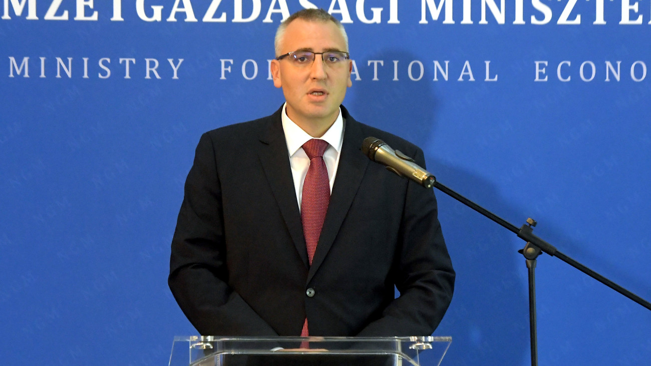 Sipos-Tompa Levente, a Magyar Fejlesztési Bank (MFB) elnök-vezérigazgatója a KKV Technológia Plusz Budapest Hitelprogramról tartott sajtótájékoztatón a minisztériumban 2024. szeptember 27-én. A program a Gazdaságfejlesztési és Innovációs Operatív Program (GINOP) Pluszban 73 milliárd forint hitelkerettel rendelkezik.