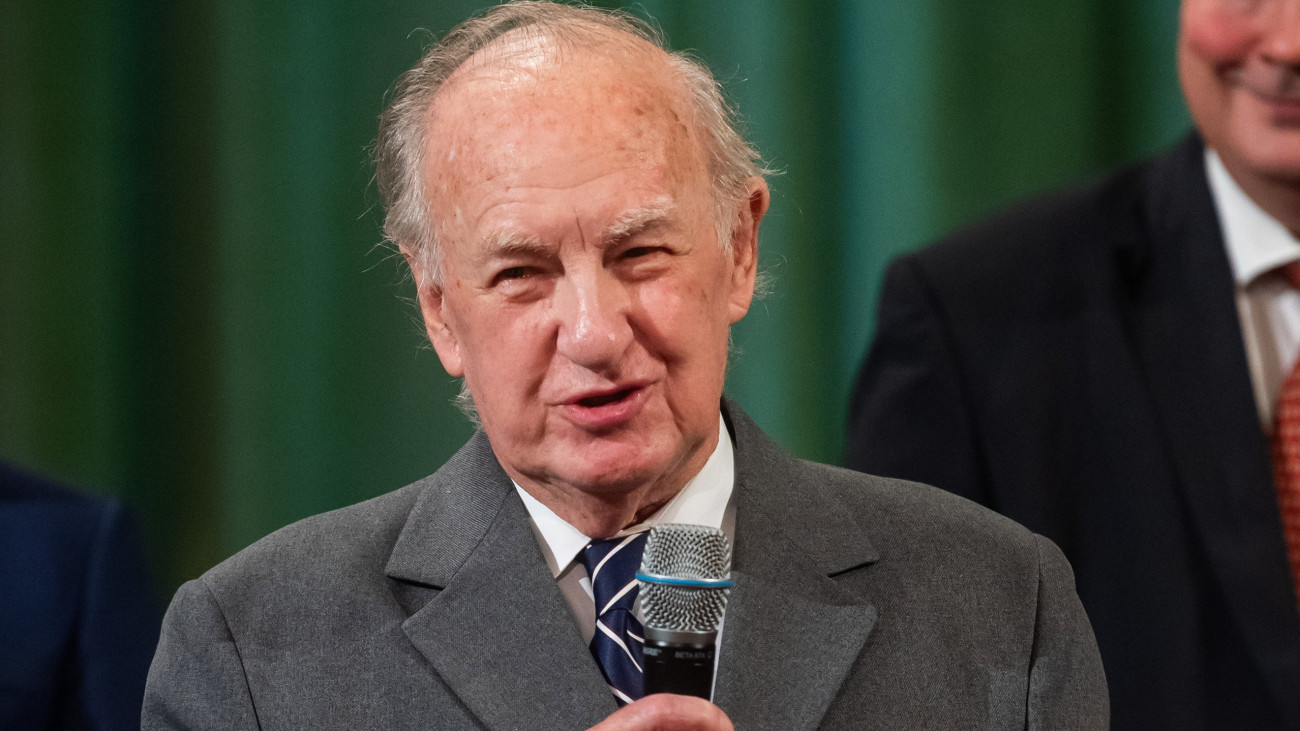 Sajdik Ferenc grafikus, karikaturista beszél, miután átvette a Nemzet Művésze díjat a legrangosabb magyarországi művészeti elismerésnek számító díj átadása alkalmából a Pesti Vigadóban tartott ünnepségen 2023. november 3-án.