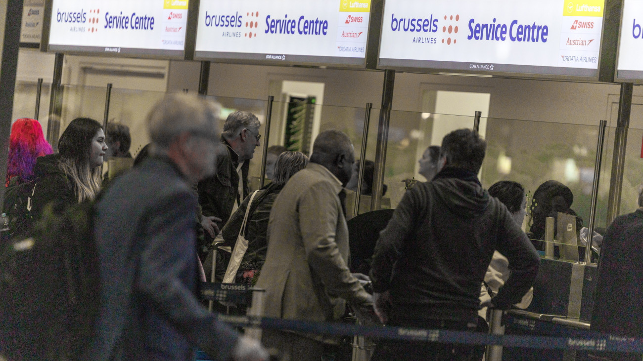 Utasok várakoznak a brüsszeli repülőtér szolgáltató központja előtt 2025. szeptember 22-én. Több európai reptéren továbbra is késésekkel kell számolniuk az utasoknak két nappal azután, hogy kibertámadás érte a beszállási rendszerek szolgáltatóját.