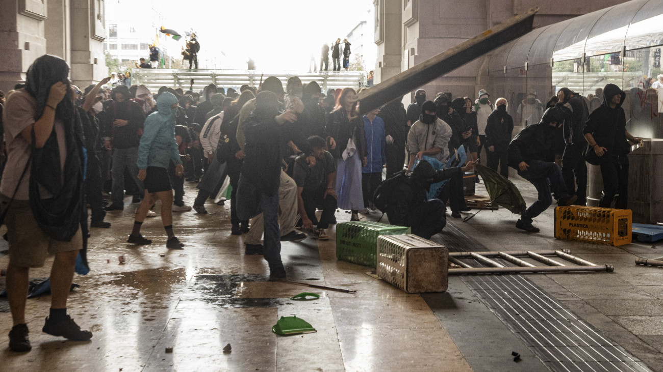 Tüntetők és rohamrendőrök összecsapása a milánói központi pályaudvaron a Gázai övezet elleni izraeli háború miatt tartott olaszországi általános sztrájk és országos tiltakozás napján, 2025. szeptember 22-én.