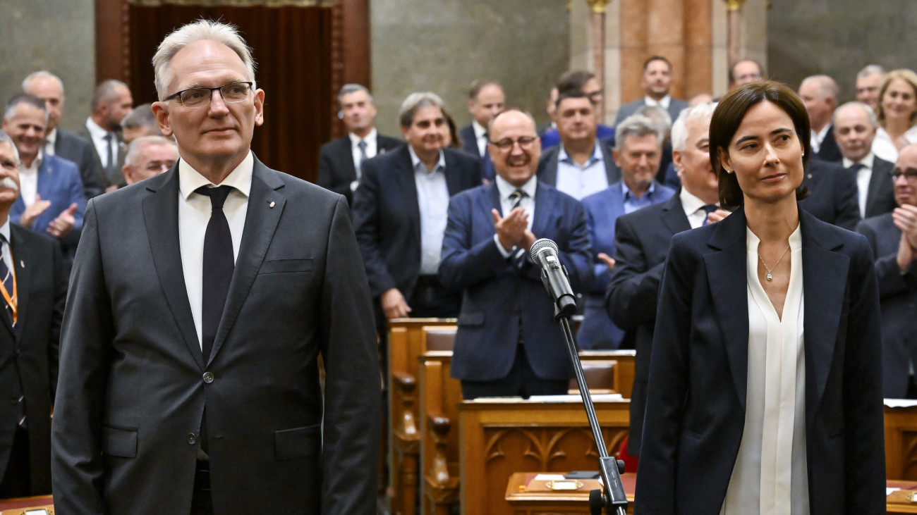 Az alapvető jogok biztosává választott Juhász Imre volt alkotmánybíró, az Alkotmánybíróság nyugalmazott elnöke és az alapvető jogok biztosa Magyarországon élő nemzetiségek jogainak védelmét ellátó helyettesének megválasztott Gyeney Laura Zsuzsanna az eskütételen, az Országgyűlés plenáris ülésén 2025. szeptember 22-én.