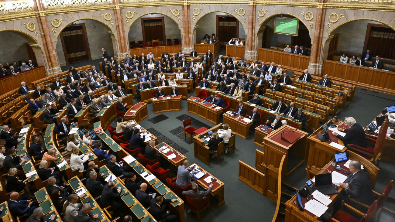 A képviselők szavaznak az Országgyűlés plenáris ülésén 2025. szeptember 22-én.