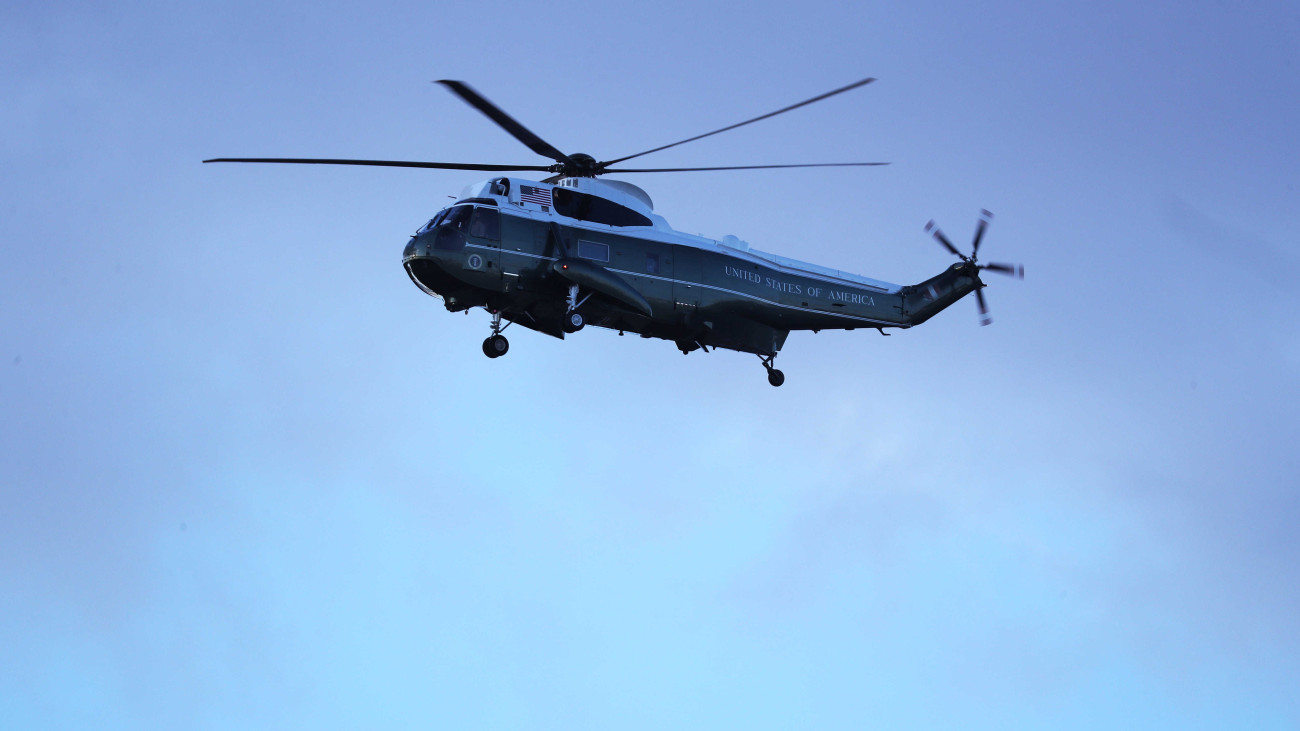 Elhagyja a washingtoni Fehér Házat a Donald Trump leköszönő amerikai elnököt és feleségét, Melania Trumpot szállító elnöki helikopter 2021. január 20-án reggel, Joe Biden demokrata párti megválasztott amerikai elnök beiktatási ünnepségének napján. Az ünnepélyes eseményen Donald Trump nem vesz részt.