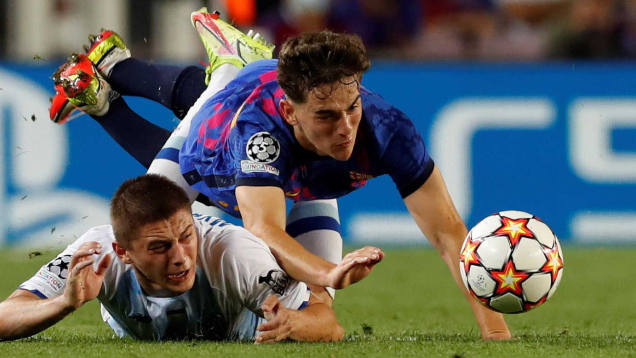 Gavi, a Barcelona (j) és Szerhij Szidorcsuk, a Dinamo Kijev játékosa a labdarúgó Bajnokok Ligája E csoportjának harmadik fordulójában játszott FC Barcelona - Dinamo Kijev mérkőzésen Barcelonában 2021. október 20-án.