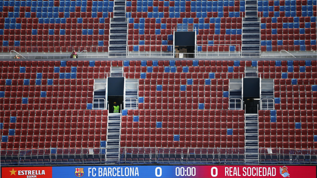 Az FC Barcelona spanyol labdarúgóklub otthonául szolgáló, felújítás alatt álló Camp Nou Stadion lelátója egy sajtóbejárás alatt, 2025. szeptember 23-án. Bár a munkálatok még nem fejeződtek be teljesen, a klub alelnöke szerint a városi hatóság engedélyére várnak a stadion részleges újranyitásához, és annak beérkezése esetén az első csapat öt nap múlva már az arénában játszhatja következő bajnoki mérkőzését a Real Sociedad ellen.