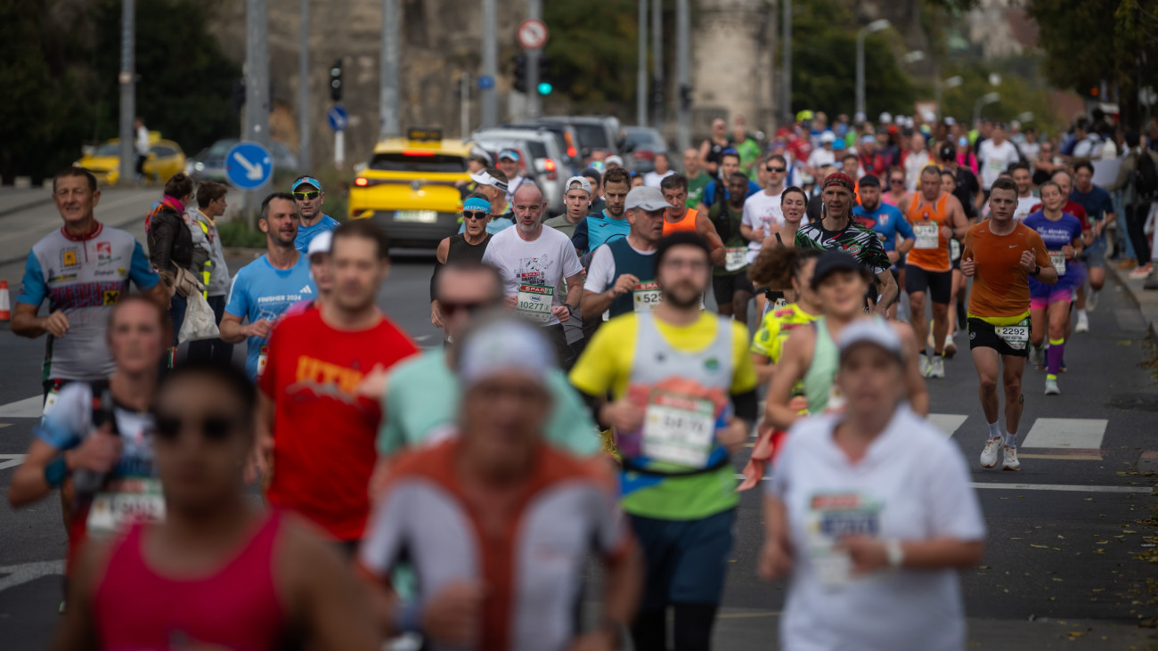 Versenyzők a 39. Spar Budapest Maraton Fesztiválon  a Műegyetem rakparton 2024. október 13-án.