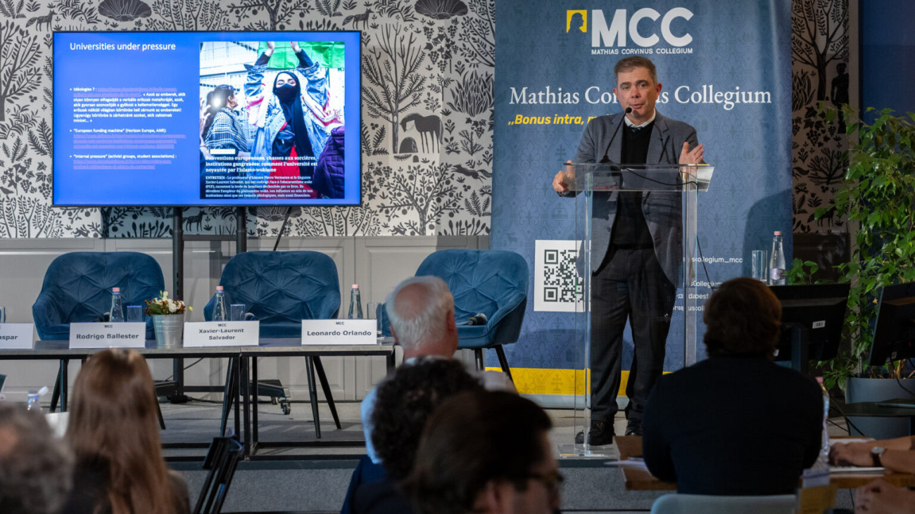 A francia irodalomprofesszor, Xavier-Laurent Salvador arra figyelmeztetett, hogy a „woke” ideológia aláássa az akadémiai szabadságot Franciaországban, és azt állítja, hogy ebben hasonlít a kommunizmushoz, mert mindkettő hisz abban, hogy a szavak képesek megváltoztatni a valóságot. Salvador a budapesti Mathias Corvinus Collegiumban (MCC) tartott előadásában arról beszélt, hogy hazája egyetemei küzdenek azért, hogy a nyitott viták helyszínei maradhassanak.