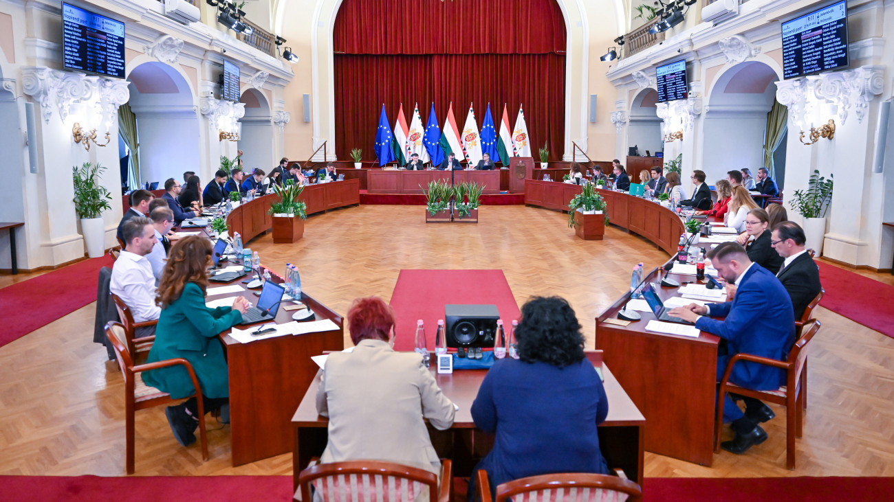 A Fővárosi Közgyűlés ülése a Városháza dísztermében 2025. szeptember 24-én. Szemben jobbról Karácsony Gergely főpolgármester (k), mellette Kiss Ambrus, a Főpolgármesteri Hivatal főigazgatója (b) és Számadó Tamás főjegyző (j).